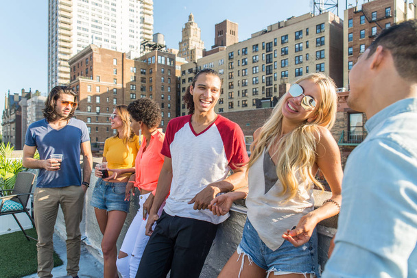 Jovens felizes tendo um jantar de churrasco em um telhado em Nova York - Grupo de amigos fazendo festa e se divertindo
 - Foto, Imagem