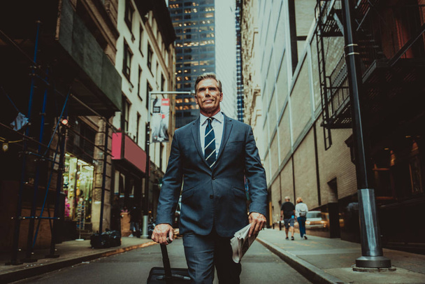 Senior corporate manager with elegant suit outdoors - Businessman in New York - 写真・画像