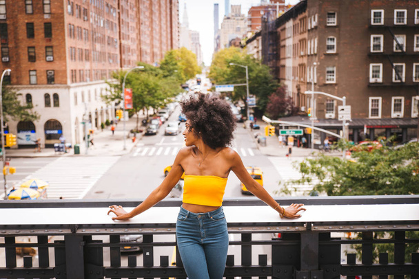 Happy african american woman smiling. Beautiful young female walking and having fun in New York city - Zdjęcie, obraz