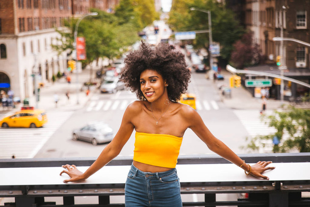 Happy african american woman smiling. Beautiful young female walking and having fun in New York city - Foto, Bild