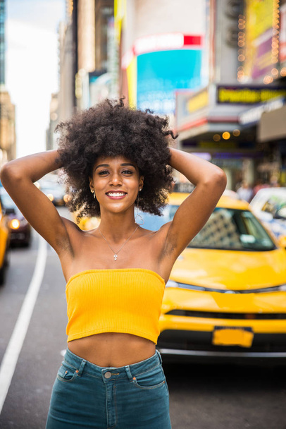 Happy african american woman smiling. Beautiful young female walking and having fun in New York city - Foto, afbeelding