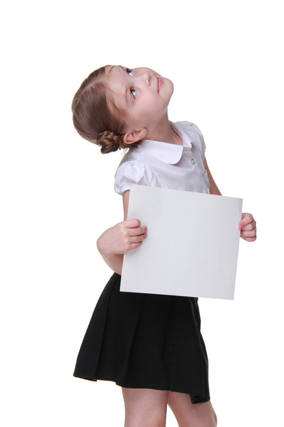 Счастливая школьница с листом бумаги
 - Фото, изображение