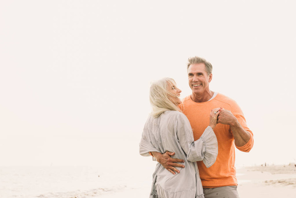 schönes glückliches Seniorenpaar beim Dating im Freien - junges Ehepaar hat Spaß und genießt das gemeinsame Leben - Foto, Bild