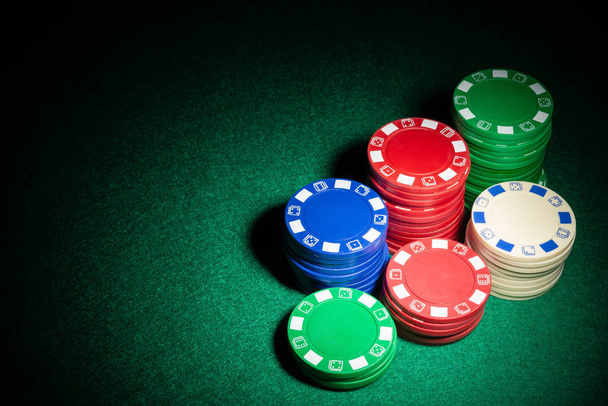 фишки для азартных игр выделены на столе казино
 - Фото, изображение