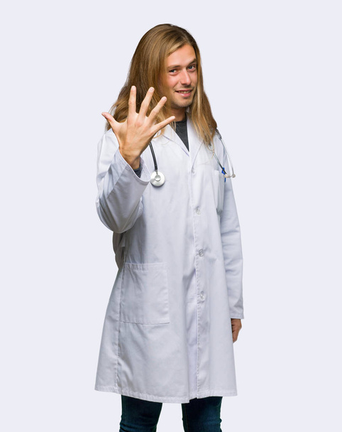 Lekarz mężczyzna licząc pięciu palcami na na białym tle - Zdjęcie, obraz