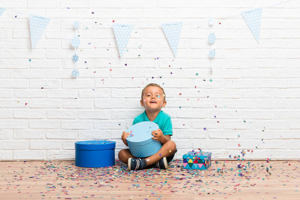 パーティーの紙吹雪が彼の誕生日を祝う少年 - 写真・画像
