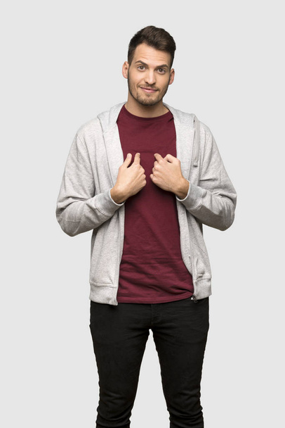 Man with sweatshirt with surprise facial expression over grey background - Foto, immagini