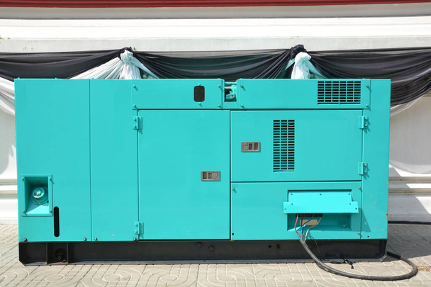 Мобильный дизельный генератор для аварийного использования электроэнергии на открытом воздухе
 - Фото, изображение