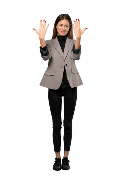 Uma foto completa de uma mulher de negócios contando dez com os dedos sobre fundo branco isolado
 - Foto, Imagem
