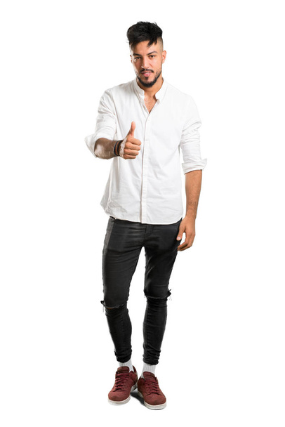 Полнометражный снимок арабского молодого человека в белой рубашке, пожимающего руку после хорошей сделки на изолированном белом фоне
 - Фото, изображение