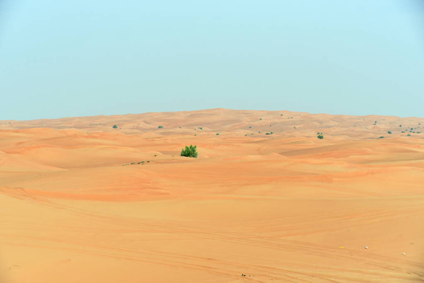 Różowy skały i Sharjah pustynia okolicy, jednym z najbardziej odwiedzanych miejsc dla Off-roading przez off roaders - Zdjęcie, obraz