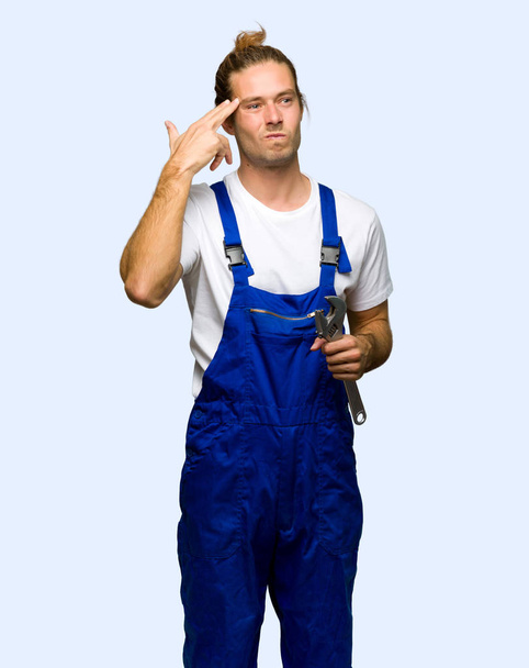 Workman met problemen zelfmoord gebaar maken op geïsoleerde achtergrond - Foto, afbeelding