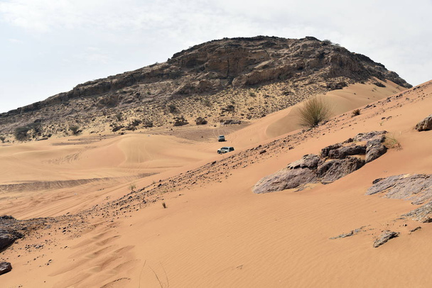 Ροζ ροκ και Σάρζα έρημο περιοχή, ένα από τα πιο δημοφιλή μέρη για Off-roading με off roaders - Φωτογραφία, εικόνα