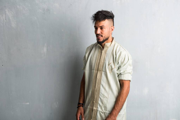 Arabia nuori mies yllään tyypillinen arabi vaatteita
 - Valokuva, kuva