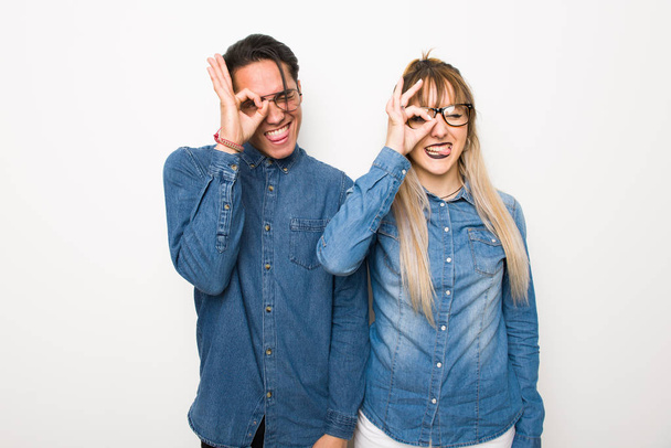 眼鏡をかけた若いカップルは、面白いと狂気の顔の感情を作ります - 写真・画像