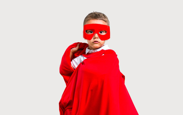 Μικρό παιδί ντυμένος σαν υπερήρωα σε χρώμα baackground - Φωτογραφία, εικόνα