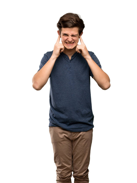 Підліток розчарований і покриває вуха руками над ізольованим білим тлом
 - Фото, зображення