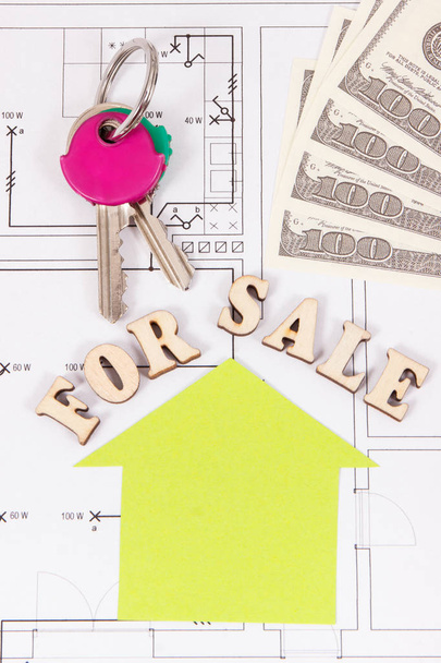 Inscrição para venda, chaves de casa e moedas dólar em diagramas de construção elétrica do plano de habitação, conceito de venda de casa
 - Foto, Imagem