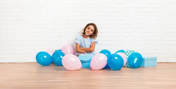 Malá holčička v oslavu narozenin s náručí překřížené - Fotografie, Obrázek