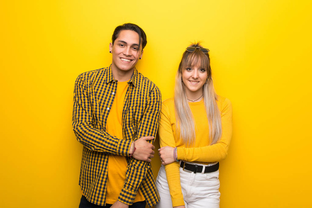Молода пара над яскравим жовтим тлом З щасливим виразом
 - Фото, зображення