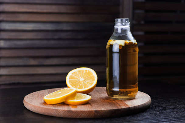 kombucha с лимонным деревянным фоном
 - Фото, изображение