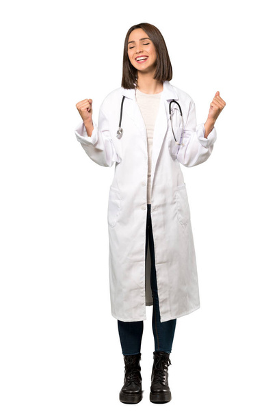 Una foto completa de una joven doctora celebrando una victoria sobre un fondo blanco aislado
 - Foto, imagen