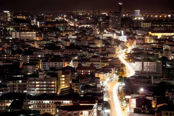 La ville qui ne dort jamais. Pattaya, troisième route, la nuit
. - Photo, image