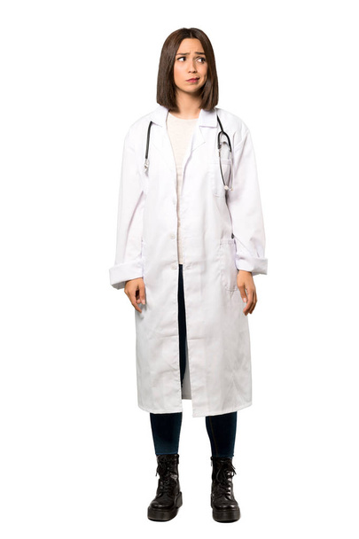 Un plan complet d'une jeune femme médecin se sentant bouleversée sur fond blanc isolé
 - Photo, image