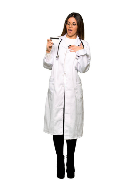 Corps complet de Jeune femme médecin tenant une carte de crédit
 - Photo, image