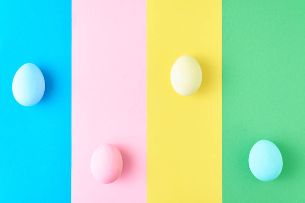 Huevos sobre fondo rayado de color, concepto de minimalismo
 - Foto, imagen
