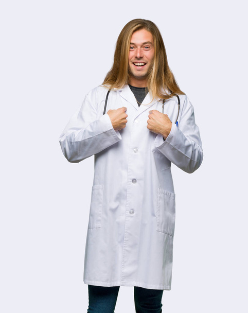 Doctor man with surprise facial expression on isolated background - Foto, imagen