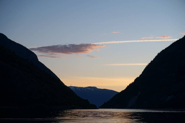 Φιορδ, βουνά, στη Νορβηγία - Φωτογραφία, εικόνα