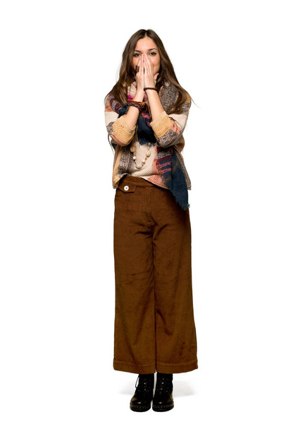 Tiro de comprimento total de jovem hippie mulher sorrindo muito no fundo branco isolado
 - Foto, Imagem