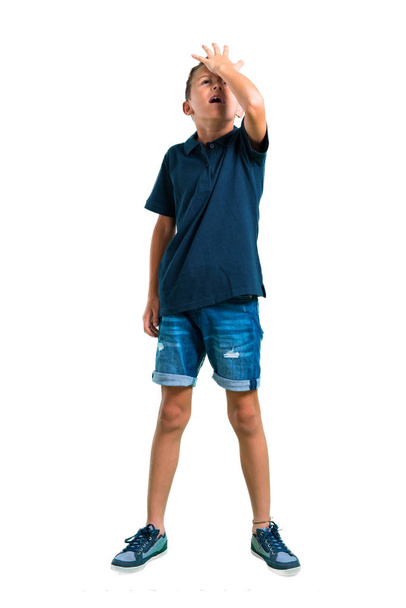 Ολόκληρο το σώμα του μικρού αγοριού που προτίθενται να συνειδητοποιεί το διάλυμα σε λευκό φόντο - Φωτογραφία, εικόνα
