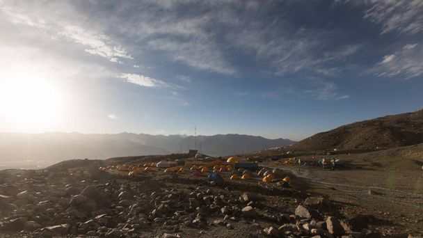 палатки для лагерей на восходе солнца, вершины Музтаг Ата, Китай
. - Фото, изображение