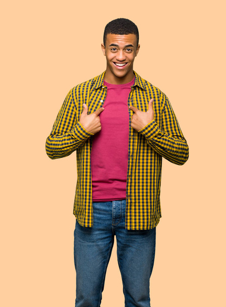 junger afroamerikanischer Mann mit überraschendem Gesichtsausdruck auf isoliertem Hintergrund - Foto, Bild