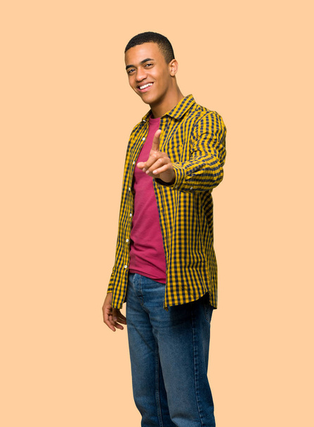Gösterilen ve izole arka plan üzerinde parmak kaldırma genç afro Amerikalı adam - Fotoğraf, Görsel