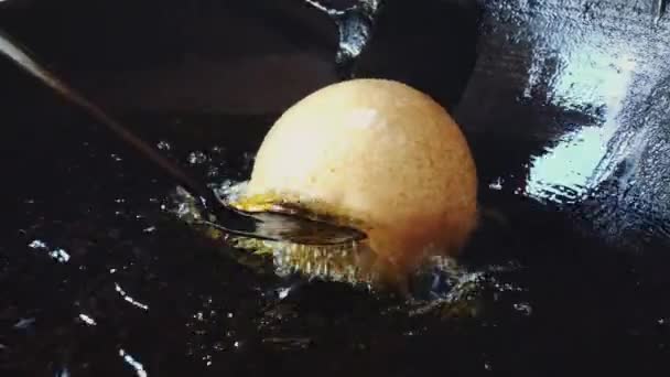 Смаження дуже великий пончик в сковороді у В'єтнамі - Кадри, відео