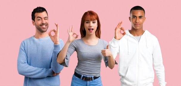 Grupo de tres amigos mostrando un signo de ok con los dedos
 - Foto, imagen