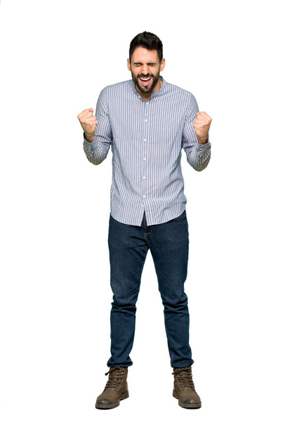 Ganzkörperaufnahme eines eleganten Mannes mit Hemd, der nach vorne schreit, mit weit geöffnetem Mund auf isoliertem weißem Hintergrund - Foto, Bild