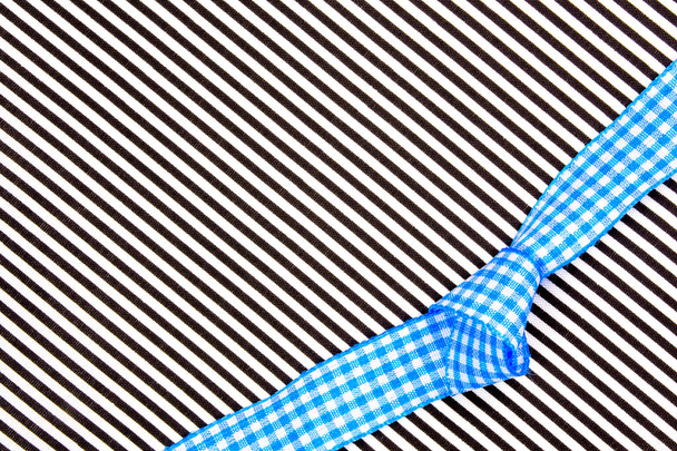 текстурированный фон с голубым луком в середине и черными линиями с большим количеством места для копирования текста
 - Фото, изображение