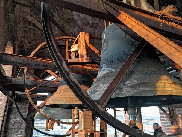 Seria z brązu dzwony na wieżę Kościoła - Zdjęcie, obraz