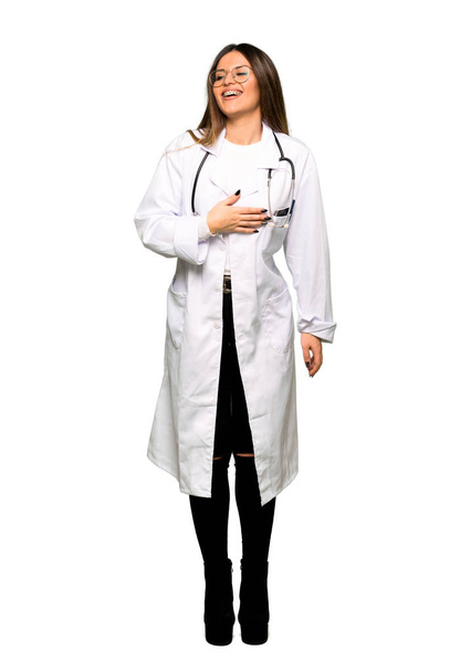 Tam vücut çok giyerken gülümseyen genç doktor kadının göğsüne eller - Fotoğraf, Görsel