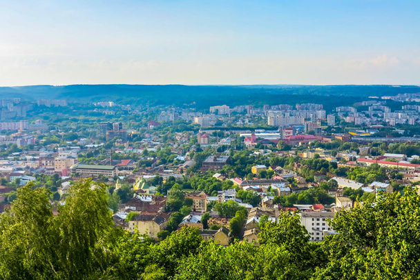 Lviv városkép kilátóból Old City View erdő és a hegy - Fotó, kép