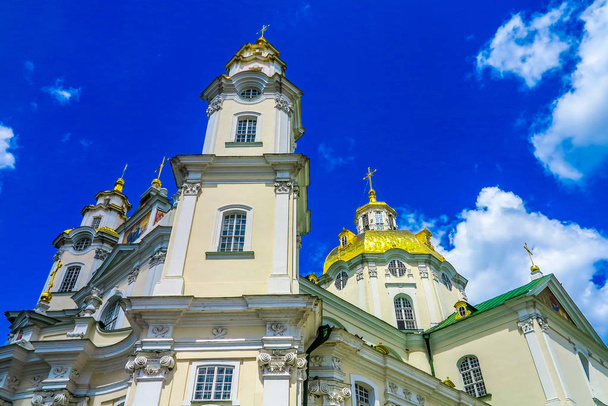 Monastero Cristiano Ortodosso di Pochaiv Lavra Dormizione Complesso Cattedrale Vista laterale con Cupola d'Oro e Croce
 - Foto, immagini
