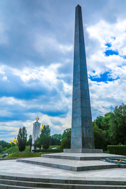 Kiev Parco della Gloria Eterna Monumento al Milite Ignoto con Holodomor Genocide Memorial sullo sfondo
 - Foto, immagini