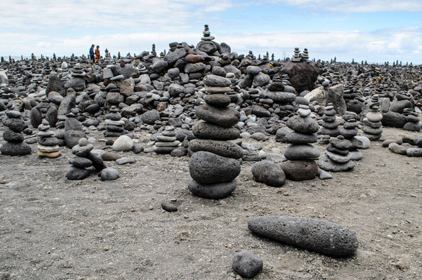 Pali di pietra (Cairns) su Playa Jardin, Peurto de la Cruz, Tenerife, Isole Canarie, Spagna
 - Foto, immagini
