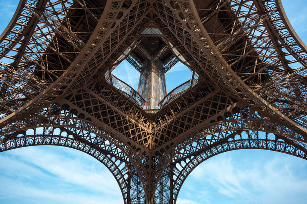 Laaja kuva Eiffel-tornista sinisellä taivaalla, Pariisi, Ranska
. - Valokuva, kuva