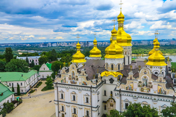 Kiev Pechersk Gran Lavra Complejo de ángulo alto Vista panorámica completa Uspensky Sobor Catedral
 - Foto, Imagen