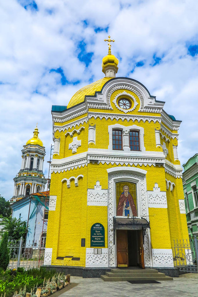 Kiev Pechersk Gran Complejo Lavra Sergey Radonezhsky Iglesia Vista Frontal Lateral
 - Foto, imagen